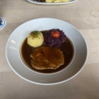 Foto zu Augustiner Bräu Theresienhof: Schweinebraten mit Kartoffelknödel und Blaukraut Mittagsangebot 2025 9,90 €