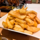 Foto zu Zum Gockelwirt | Hähnchen-Spezialitäten : Pommes-Beilage zu den Hähnchen Unterkeulen