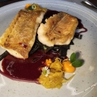 Kabeljaufilet, Sepiapasta, Orangenfenchel, Zuckerschoten und eine fruchtige Rote-Beete-Sauce.