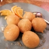 Süße Bananenbällchen mit Honig und Sesam