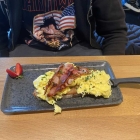 Foto zu Mitten.drIN: Rührei & Bacon auf Sipl Feuerkruste 2025 6,20 €