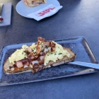 Foto zu Mitten.drIN: Rührei & Bacon auf Feuerkruste 2026 6,90 €