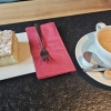 Bienenstich mit Kaffee