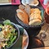 Kleiner Salatteller, Brot und Wein