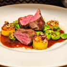 Foto zu Löwengrube by Amadeus Kura: Hirschkalb / Rosenkohl / Gnocchi / Birne