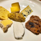 Foto zu Löwengrube by Amadeus Kura: Käseauswahl Waltmann / Apfelsenf / Früchtebrot