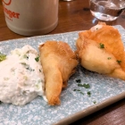 Foto zu Omonia: Knusprige Feta-Teigtaschen