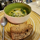 Foto zu Funk me foods Greta‘s: Rosenkohl-Crèmesuppe mit geröstetem Landbrot