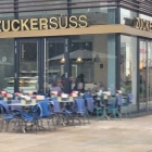 Foto zu Cafe Zuckersüss: 25.11.2025, Außenbereich für die Jahreszeit mit Decken bestückt.