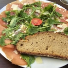Foto zu Sommergrün - die Gartenweinwirtschaft: Nussschinken, Parmesan, Rucola