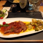 Foto zu Restaurant Meine Kleine: Saltimbocca - Sauce recht salzig - Rosmarinkartoffeln nur erhitzt und nicht gebraten