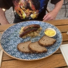 Foto zu Tucher-Bräu am Opernhaus: 1 Paar Fränkische Bratwürste auf Weinsauerkraut mit Krustenbrot 2026 14,90 €