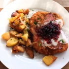 Foto zu Landhaus Ewich: Em Ferkesgalopp dörch‘en Busch - Schnitzel mit Wildpreiselbeeren, gegrilltem Rohschinken und Ziegenkäse - sehr gute Bratkartoffeln, das Stückchen Ziegenkäse im Hauchschnitt ging geschmacklich total unter