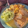 Filetteller mit Bratkartoffeln und Gurkensalat