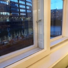 Foto zu BUDDELS Gasthaus & Weinbar: Blick auf das Nikolaifleet mit der schwimmenden Pontonterrasse vom Restaurant Ti Breizh nebenan