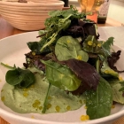 Foto zu BUDDELS Gasthaus & Weinbar: Gemüsequiche - Tomate - Spinat - Karotte - Kräuterquark  - unter einem Berg von Blattsalaten