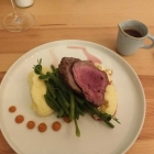 Foto zu BUDDELS Gasthaus & Weinbar: Rinderrücken mit Bohnen, Kartoffelpüree - Beilagen sehr brav, die dünnflüssige und geschmacklich völlig unauffällige Jus habe ich so gar nicht verstanden