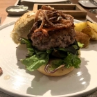 Foto zu Winkelmann: Winkelburger mit nach der Bestellung frisch gewolftem Hackfleisch vom bergischen Limousin-Rind.