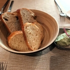 Foto zu Restaurant Winkelmann: Hausgebackenes Brot und Kräuter-Dip