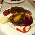 Foto zu Restaurant Winkelmann: Imbiss-Klassiker - Currywurst vom Kalb von Metzgerei Sonnenschein mit hausgemachter Currysoße - Kartoffelecken mit hausgemachter Mayo - perfekt in Szene gesetzt