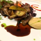 Foto zu Restaurant Winkelmann: Frikadelle vom Rind mit Jus, Kartoffelecken, geschmorten Zwiebeln und Senf - so muss gute Hausmannskost