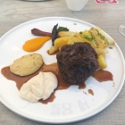 Foto zu Restaurant Winkelmann: Frikadelle vom Rind mit Kartoffelecken und geschmorten Zwiebeln - Frikadelle sehr gut - die blässlichen Kartoffelecken recht fettig - Senf  und Mayo auf der Jus nicht ideal - besser wären kleine Schälchen