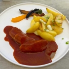 Foto zu Restaurant Winkelmann: Currywurst vom Kalb von Metzgerei Sonnenschein mit hausgemachter Currysoße - die Kartoffelecken diesmal ohne Schale, sehr fettig und eher leicht erhitzt anstatt ordentlich gebraten