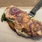 Foto zu Bistro Schmeck Werk: Stulle mit Lachs, Zwiebeln und Meerrettichsahne