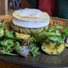 Gemüsebratling mit gratiniertem Ziegenkäse an sommerlichem Pestogemüse