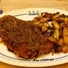 Foto zu Restaurant Alt Ohligs: Schnitzel mit Schmorzwiebeln - die kräftige Jus wurde auf Wunsch separat serviert - sehr gute Bratkartoffeln