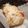 Getoastetes Baguette mit Parmesan (Begleiterscheinung zu Garnelen und Schafskäse)
