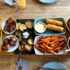 Foto zu tapas & wine: Unsere Tapas-Auswahl für 3 Personen am Mittag - geschmacklich und qualitativ sehr gut - die Speisekarte wird alle 2 Monate aktualisiert