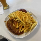 Foto zu Imbiss in der Metzgerei Hyna: Currywurst mit Pommes 2025 9,50 €