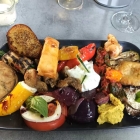 Foto zu Pizza Pazza: Antipasti Deluxe - mariniertes und gegrilltes Gemüse mit Mozzarella und Ziegenkäseröllchen - wahlweise mit Garnele oder Parmaschinken - immer wieder klasse und bei hochsommerlichen Temperaturen auch als Hauptgericht ideal