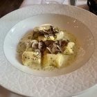 Foto zu Due Fratelli: Steinpilz-Gnocchi al tartufo in Parmesansauce mit frischem Trüffel.