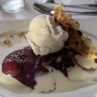 Foto zu Di Lago | Bar & Eiscafé: Spekulatius-Eis auf Glühwein-Grütze.