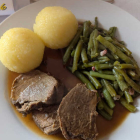 Foto zu Di Lago | Bar & Eiscafé: Tranchen aus der Lammkeule mit Speckbohnen & Kartoffelklößen.