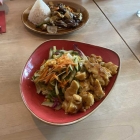 Foto zu Restaurant Frau Li: Bunter Salat Sweet - Chili Huhn 2026  13,90€