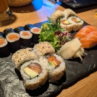 Foto zu Suoi: Gemischte Sushiplatte als Vorspeise