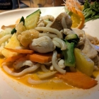 Foto zu Suoi: Gebratenes Hühnerfleisch mit Gemüse in Thai-Curry-Sauce