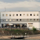 Foto zu Zur Sternschanze: 18.04.26, Blick von der Fähre zum Lokal und Biergarten.