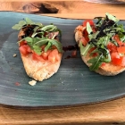 Foto zu Osteria Toskana: Bruschetta (6,50 €) - das Renditewunder, zwei kleine Brotscheiben mit wenig Tomaten