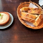 Foto zu El Barrio | Restaurant & Bar: Frisches Brot mit kompakter Krume und Aioli 4,90 € - tatsächlich mit Knoblauch