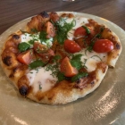 Foto zu Restaurant L99: 28.9.25 Sonntag Lunch, KLEINE SAUERTEIG PIZZA  Kirschtomate & Büffelmilch-Burrata