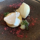 Foto zu Restaurant L99: 28.9.25 Sonntag Lunch, ZITRONENTARTE  weißes Schokoladen Misoeis & Baiser