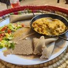 Foto zu Mosob Selie: Injera mit Shiro Tsebhi