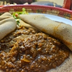 Foto zu Mosob Selie: Injera mit Zigni
