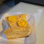 Foto zu Georgisches Restaurant RioniArt: Abschiedsgeschenk Medok - georgischer Schichtkuchen mit Honig
