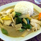 Foto zu Thai-Restaurant Isan-Pha-Ruay: Grünes Curry mit Huhn und Gemüse