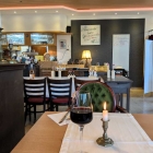Foto zu Osteria Carlin Contrario: Geschmackvoll eingerichteter Gastraum